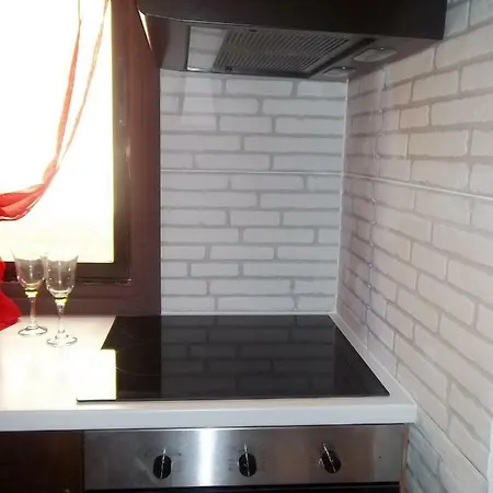 Amazing Center Flat 8 Red * Larnaca